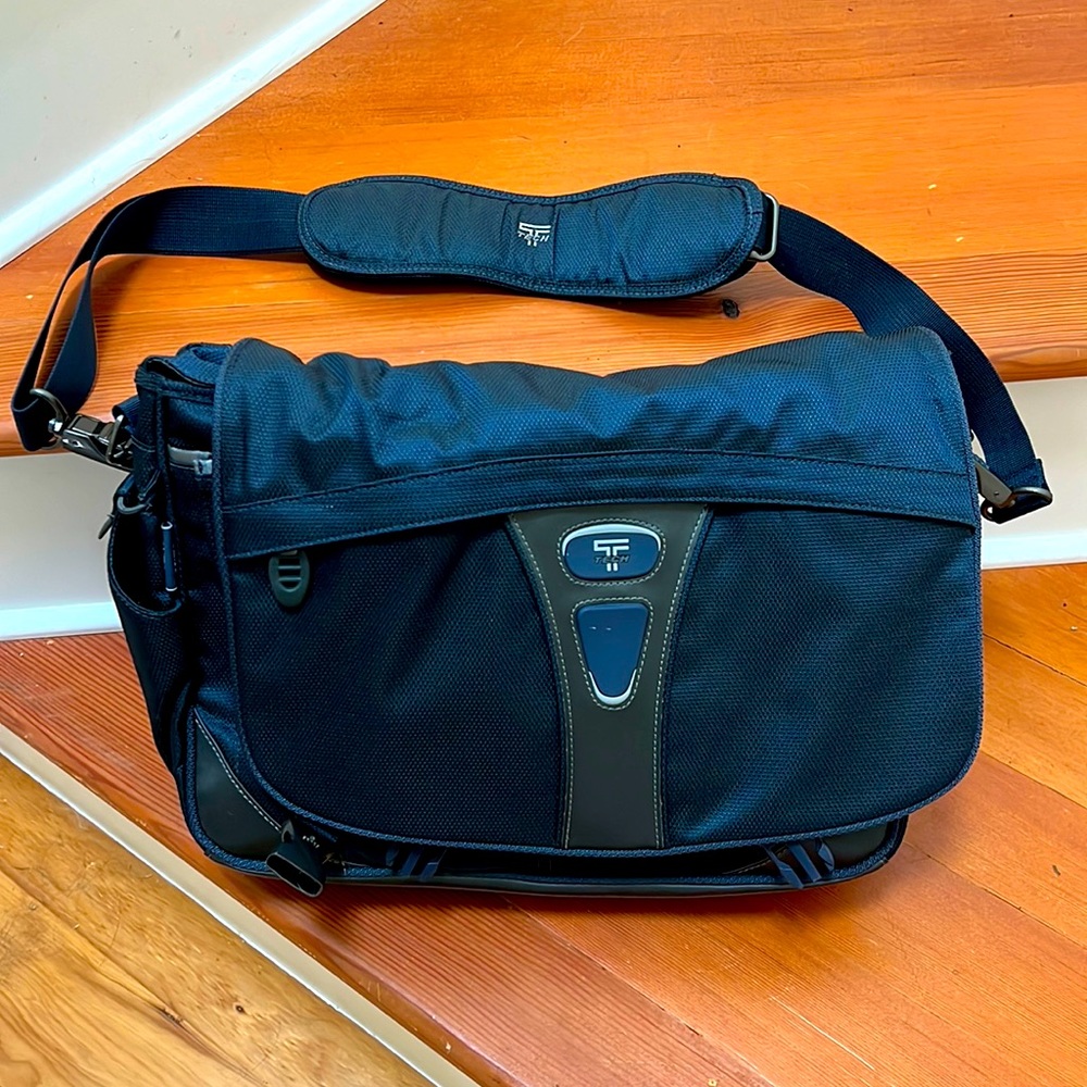 NWT Tumi Messenger/Laptop bag. Navy Blue